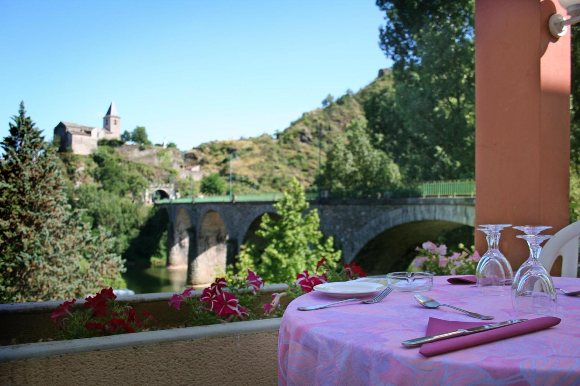 Logis Hotel Restaurant Du Pont Ambialet Exterior foto